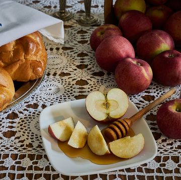 rosh hashana holiday table with apples and honey